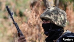 Un soldado ucraniano del batallón de voluntarios Shakhtarsk asiste a una sesión de entrenamiento en las afueras de la ciudad costera del sur de Mariupol el 15 de septiembre de 2014.