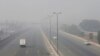 Kendaraan melaju di jalan raya saat kabut asap menyelimuti wilayah Lahore, Pakistan, Rabu, 11 November 2020. (Foto: AP)