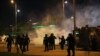 La policía dispara gases lacrimógenos contra los manifestantes durante una protesta contra el gobierno en Bogotá, Colombia, el miércoles 26 de mayo de 2021.