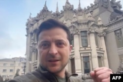 El presidente ucraniano Volodymyr Zelenskyy habla ante una cámara en las calles de Kiev después de la invasión rusa el 26 de febrero de 2022.