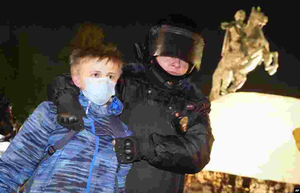 La policía detiene a manifestantes durante una protesta contra el ataque de Rusia a Ucrania, en San Petersburgo, Rusia, el lunes 28 de febrero de 2022. [Foto AP]