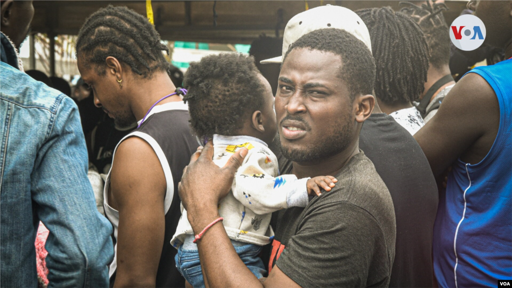 Este hombre, que viaja con su peque&#241;a hija de tan solo unos meses de nacida, cuenta con pasaporte chileno. Ambos esta por enfrentarse a uno de los mayores retos de sus vidas: cruzar la selva del Tap&#243;n del Dari&#233;n.