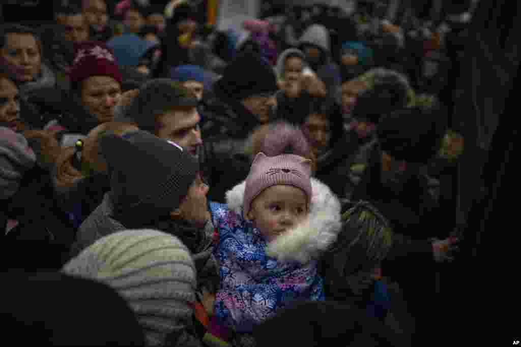 Mujeres y niños intentan subirse a un tren con destino a Lviv, en la estación de Kiev, en Ucrania, el jueves 3 de marzo de 2022. Los hombres ucranianos tienen que quedarse para luchar en la guerra mientras las mujeres y los niños abandonan el país para buscar refugio en un país vecino. (Foto AP/Emilio Morenatti)