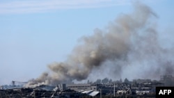 Una imagen tomada desde el sur de Israel en la frontera con la Franja de Gaza muestra humo elevándose sobre el norte de Gaza el 16 de diciembre de 2023, en medio de los enfrentamientos en curso entre Israel y el grupo militante palestino Hamás.