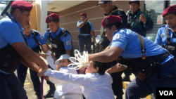 Mujeres que protestan en un punto céntrico en Managua son detenidas por la Policía de Nicaragua en 2018. [Foto: VOA]