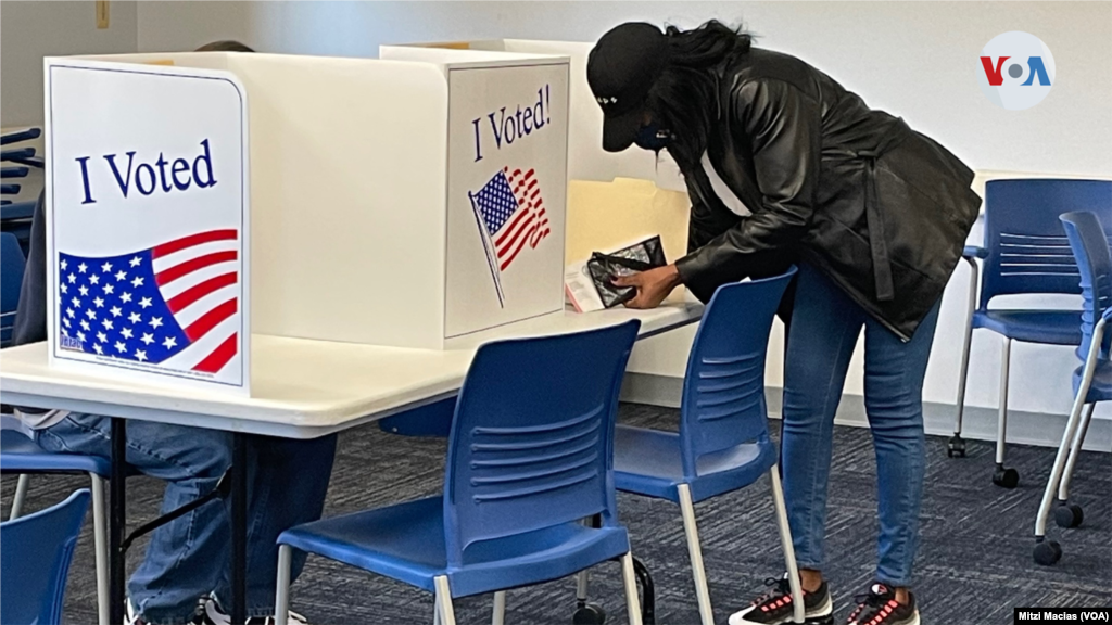 Una mujer en Manassas, Virginia emite su voto el martes 8 de noviembre de 2022.