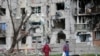 Ucrania intenta evacuar a mujeres, niños y ancianos de Mariúpol