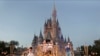 ARCHIVO - Mickey y Minnie Mouse actúan durante un desfile al pasar por el Castillo de Cenicienta en el parque temático Magic Kingdom en Walt Disney World en Lake Buena Vista, Florida, el miércoles 15 de enero de 2020.