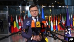 El canciller ucraniano Dmytro Kuleba habla con la prensa antes de una reunión de cancilleres de la OTAN en la sede de la alianza en Bruselas, el 7 de abril de 2022.