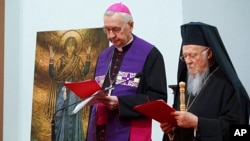 ARCHIVO El líder espiritual de los cristianos ortodoxos, el patriarca ecuménico Bartolomé I, a la derecha, y el arzobispo Stanisław Gądecki, presidente de la Conferencia Episcopal de Polonia, se reúnen con refugiados ucranianos en Varsovia, Polonia, el 29 de marzo de 2022.