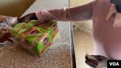 Mutengo wechingwa wakwidzwa nevanobika chingwa vachiti zvakonzerwa nekukwira kwemutengo wefurawa. (Columbus Mavhunga/VOA) 