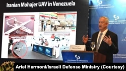 El ministro de Defensa israelí Benny Gantz hace una presentación sobre armamentos el 22 de febrero de 2022.