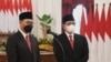 Kepala Otorita IKN Bambang Susantono (kiri) bersama dengan Wakil Kepala Otorita IKN Dhony Rahajoe menyampaikan pernyataannya setelah dilantik oleh Presiden Joko Widodo di Istana Negara, Jakarta, pada 10 Maret 2022. (Foto: Biro Setpres)