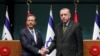El presidente turco Tayyip Erdogan y su homólogo israelí Isaac Herzog se dan la mano durante una conferencia de prensa conjunta en Ankara, Turquía, el 9 de marzo de 2022. Oficina de Prensa Presidencial/Folleto vía REUTERS