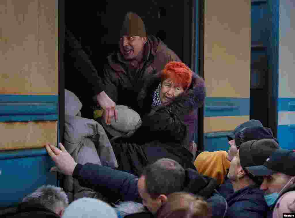 Funcionarios de inteligencia de EE. UU. dicen que es probable que los fracasos militares de Rusia en Ucrania y las sanciones económicas impulsen al presidente Putin a aplicar una fuerza indiscriminada en su guerra contra Kiev.
