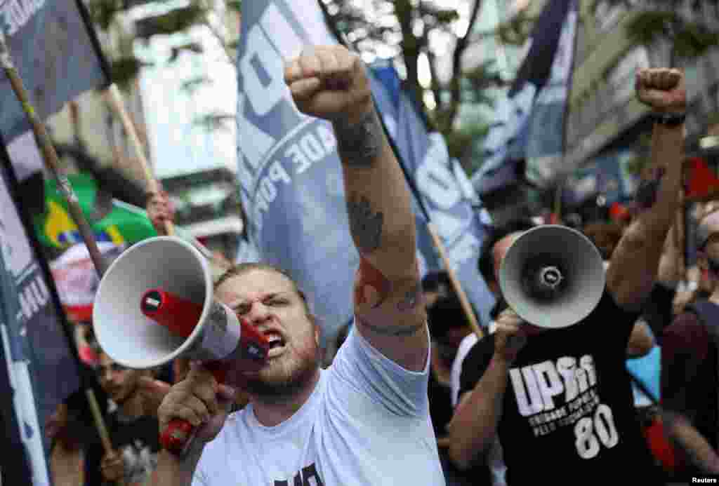 La Policía Federal tiene previsto presentar cargos contra al menos 1.000 personas y ha empezado a trasladar a algunas a la cercana prisión de Papuda, según la oficina de prensa de la policía.