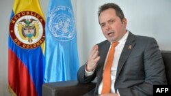 El representante especial y jefe de la misión de verificación de las Naciones Unidas en Colombia, Carlos Ruiz Massieu, habla durante una entrevista con AFP en Bogotá, el 25 de noviembre de 2019.
