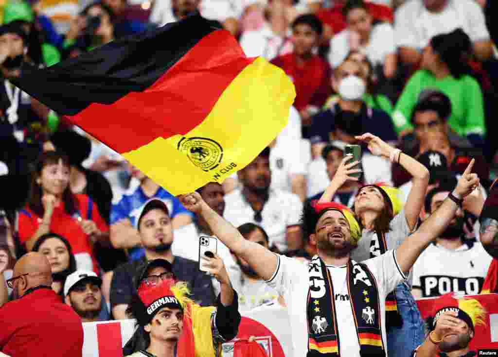 Aficionados de Alemania animan a su equipo durante el partido ante Japón.&nbsp;&nbsp;