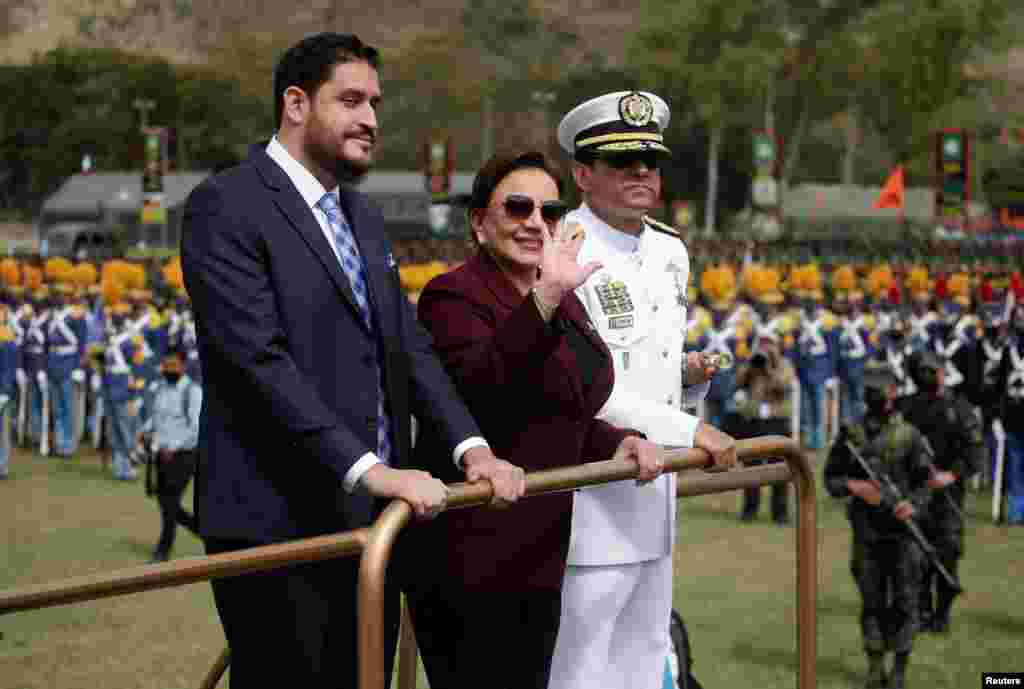 La presidenta de Honduras, Xiomara Castro, el ministro de Defensa, José Manuel Zelaya, y el jefe del Estado Mayor Conjunto, José Jorge Fortín, llegan a una ceremonia militar por el 197 aniversario de las Fuerzas Armadas, tras movilizar a miles de policías a zonas controladas por grupos criminales, en Tegucigalpa, Honduras, el 9 de diciembre de 2022.