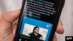 Una persona en Nicosia, Chipre, lee en su teléfono mócil un tuit sobre la ejecución en Irán de Majidreza Rahnavard, el 12 de diciembre de 2022.