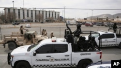 La Guardia Nacional Mexicana hace guardia afuera de una prisión estatal en Ciudad Juárez, México, el domingo 1 de enero de 2023. Soldados y policías estatales mexicanos recuperaron el control de una prisión estatal en Ciudad Juárez al otro lado de la frontera con El Paso, Texas, luego de que estallara la violencia el domingo temprano. según funcionarios estatales. (Foto AP/Christian Chávez)