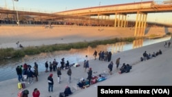 Migrantes venezolanos esperan frente al río grande para cruzar a territorio estadounidense, el miércoles 21 de diciembre de 2022. [Foto: Salomé Ramírez/VOA] 