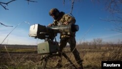 Un militar ucraniano instala un lanzador de misiles guiados antitanque Stugna-P en primera línea, en la región de Donetsk, el 3 de enero de 2023.