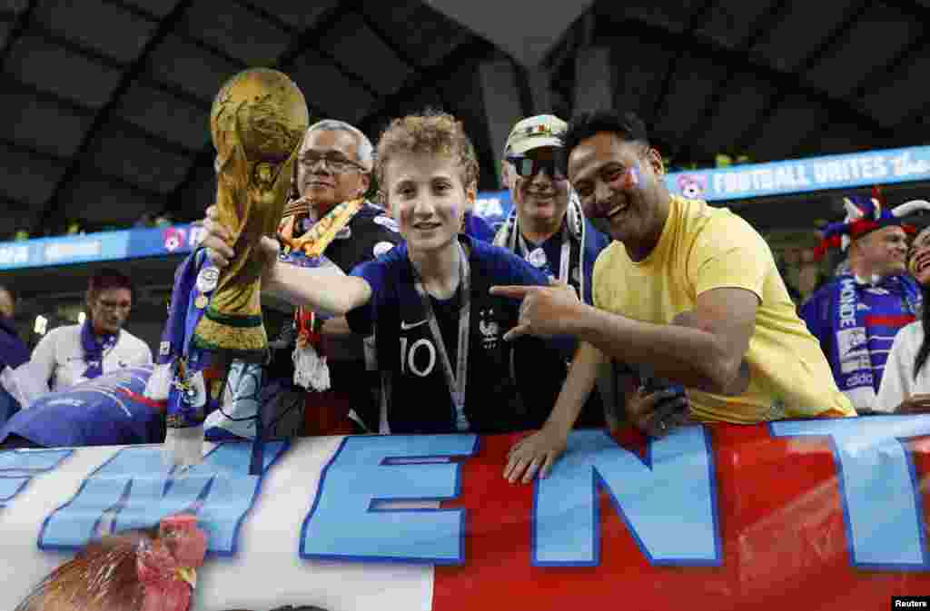 Hinchas esperan que la selección francesa logren, de nuevo, la anhelada copa del mundo, como lo hizo en Rusia 2018.