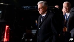 El presidente mexicano Andrés Manuel López Obrador (en primer plano) sube a una limusina presidencial al recibir al mandatario de EEUU, Joe Biden, a su llegada al aeropuerto internacional Felipe Ángeles en Zumpango, México, el 8 de enero de 2023. 