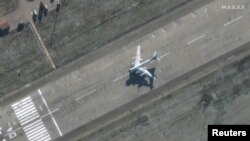Una imagen satelital muestra un bombardero preparándose para despegar en la base aérea de Engels en Saratov, Rusia, el 3 de diciembre de 2022.