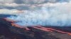 Volcán hawaiano Mauna Loa entra en erupción, arroja ceniza