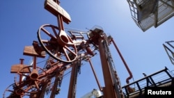 ARCHIVO - Terminal de carga de una refinería en Venezuela.