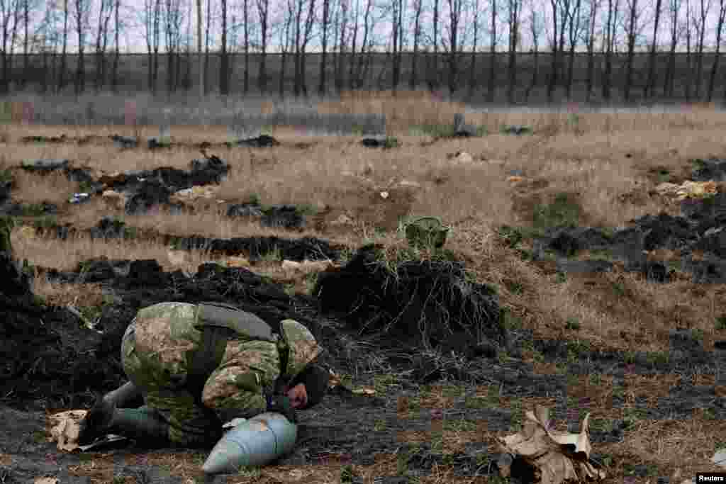 Un soldado ucraniano de la 43&ordf; Brigada de Artillería Pesada comprueba un proyectil antes de dispararlo desde un cañón autopropulsado 2S7 Pion en el campo de batalla, mientras continúa el ataque de Rusia a Ucrania, durante un intenso bombardeo en la línea del frente en Bakhmut, Ucrania, el 26 de diciembre de 2022.
