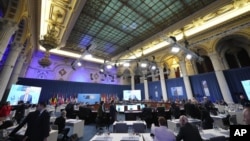 El secretario general de la OTAN, Jens Stoltenberg, se dirige a los asistentes en el segundo día de la cumbre de ministros de Exteriores en Bucarest, Rumanía, el miércoles 30 de noviembre de 2022. (AP Foto/Andreea Alexandru)