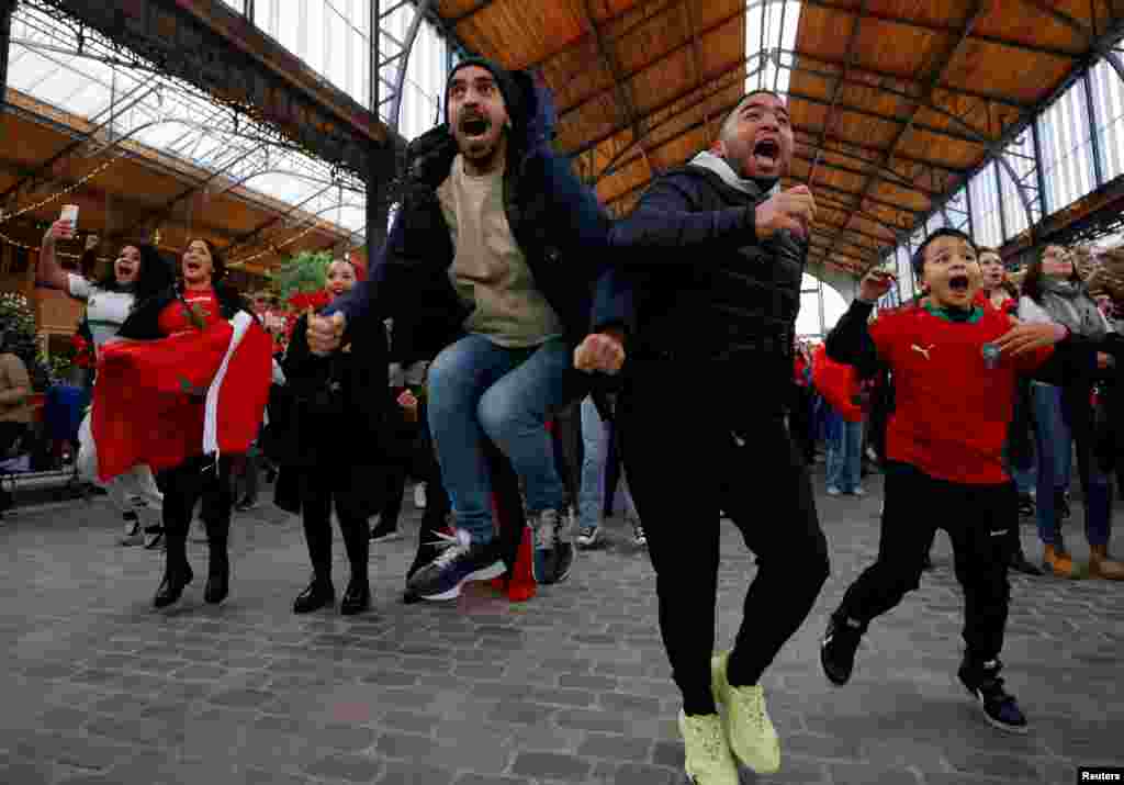 Seguidores de Marruecos celebraron el triunfo de su equipo ante Bélgica. Aunque la celebración no terminó bien por los desmanes que se presentaron en Bruselas, muchos vivieron la fiesta del fútbol con una controlada emoción.