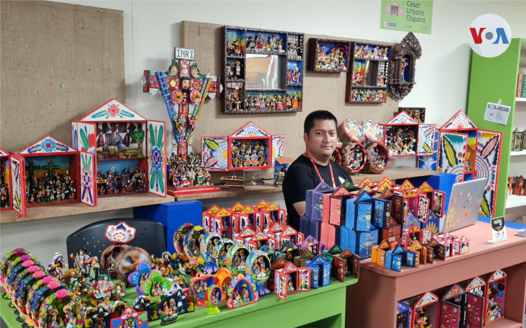 Cristian Urbano tiene 31 años e hizo su primer retablo a los nueve años. Su familia es una de las más reconocidas en este arte y fue la encargada de elaborar la pieza que se le obsequió al Papa Francisco cuando visitó Perú en el año 2018.