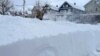La tormenta invernal que azota a partes de Estados Unidos, como la ciudad de Nueva York, podría extenderse, de acuerdo con los pronósticos. Martin Haslinger limpia la nieve del frente de su casa el domingo 25 de diciembre de 2022 en Buffalo, N.Y.