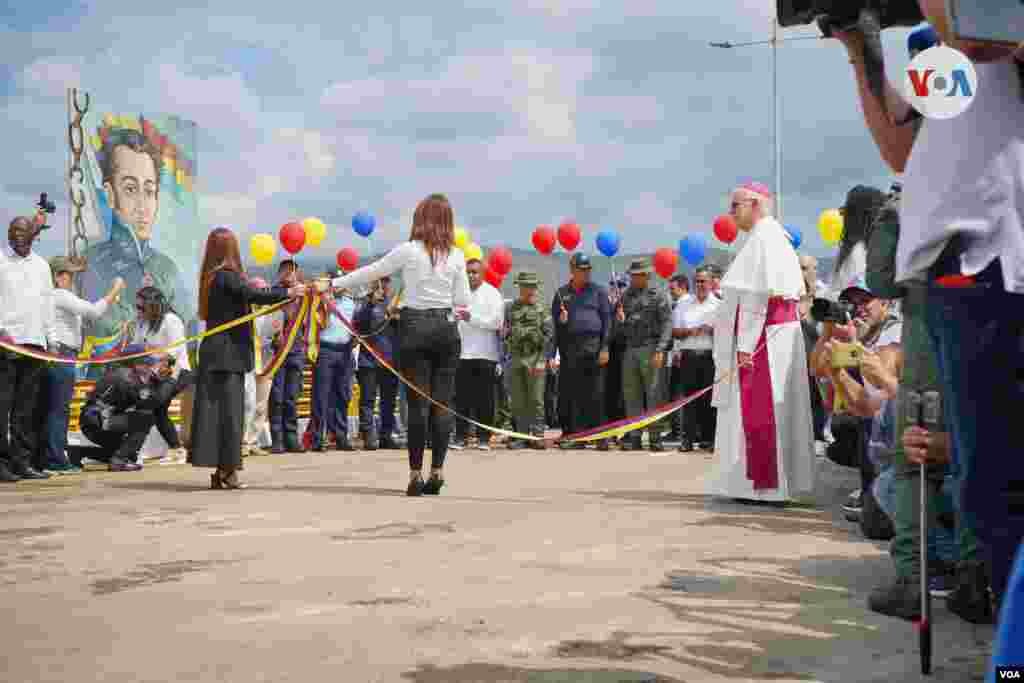 La inauguración del puente Atanasio Girardot inició con un acto religioso a cargo de monseñor Oscar Urbina y su homólogo venezolano Mario Moronto.&nbsp; &nbsp; &nbsp; &nbsp; &nbsp; &nbsp;&nbsp;