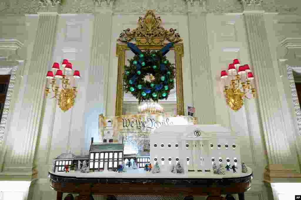 Una réplica del Salón de la Independencia hecha de galleta de azúcar y una réplica de la Casa Blanca en pan de jengibre se exhiben en el Comedor de Estado de la Casa Blanca.