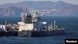 Un petrolero permanece anclado en la terminal Kozmino en la bahía de Nakhodka, cerca de la ciudad portuaria de Nakhodka, Rusia, el 4 de diciembre de 2022.