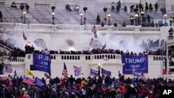 Insurrectos violentos, visiblemente identificados como leales al entonces presidente Donald Trump asaltan el Capitolio el 6 de enero de 2021 en Washington.