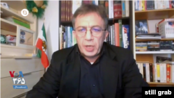 Mahmoud Moradkhani, hijo de Badri Hosseini Khamenei, la hermana separada del líder supremo iraní, el ayatolá Ali Khamenei, habla con el Servicio Persa de la VOA, el 7 de diciembre de 2022.