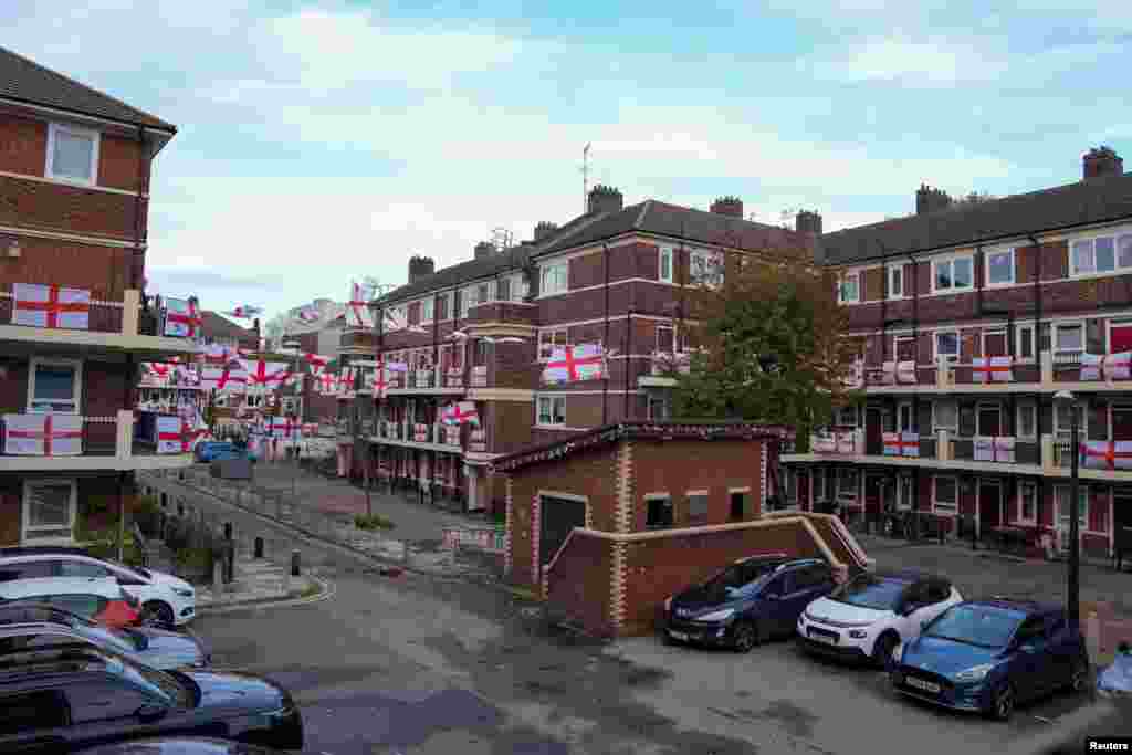 En Inglaterra, la cuna del deporte que hoy tiene concentrada la atención del mundo, se vive y se respira fútbol. Este domingo se juegan el paso a cuartos de final, así que cualquier apoyo es poco.&nbsp;