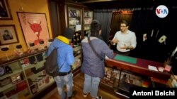 Muchos turistas entran a la tienda atraídos por la esencia de este lugar, que intenta mantener las raíces de antaño, como si uno entrara en el túnel del tiempo. Foto: Antoni Belchi / VOA