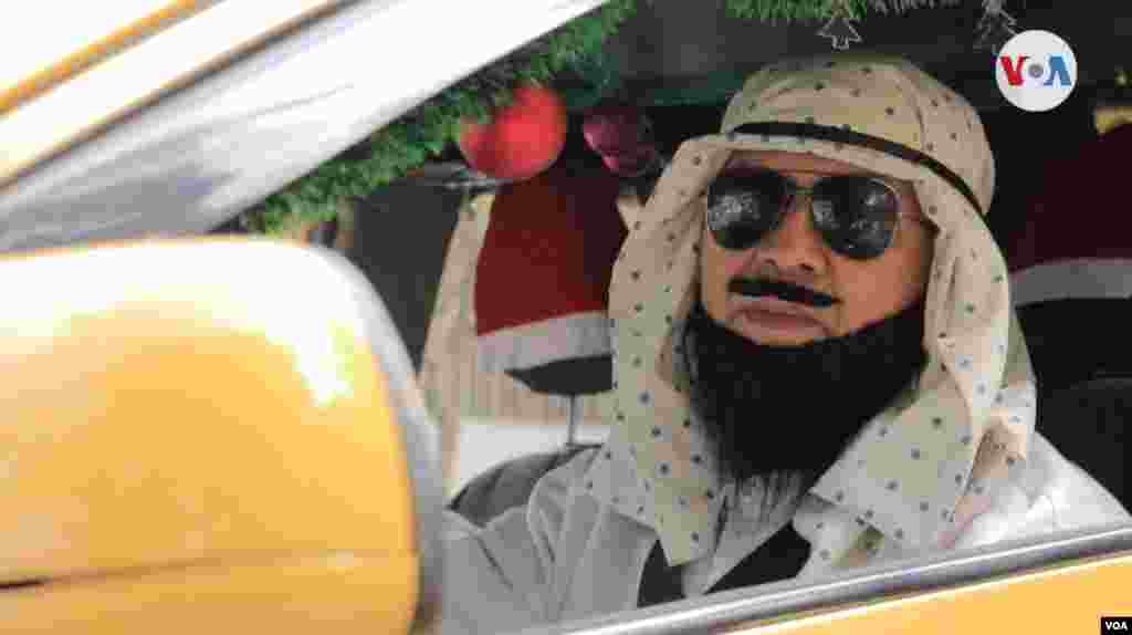 Este taxista, que sufre varias metamorfosis junto a su taxi desde 2006, dice que decora su carro con el pesebre en Navidad, con una silleta durante la Feria de las Flores en Medellín y así durante el resto del año, dependiendo de la festividad.&nbsp;