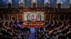 El presidente de Estados Unidos, Joe Biden, a la derecha, se dirige directamente a su homólogo ucraniano, Volodymyr Zelenskyy, durante una rueda de prensa conjunta en la Casa Blanca, el 21 de diciembre de 2022.
