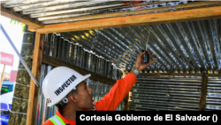 Un inspector de la institución de bomberos en El Salvador supervisa los establecimientos de venta de pólvora en el país centroamericano.