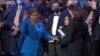 Karen Bass asume cargo de alcaldesa de Los Ángeles, declara estado de emergencia