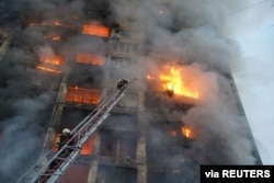 Los rescatistas trabajan en un edificio residencial dañado por los bombardeos, mientras continúa el ataque de Rusia contra Ucrania, en Kiev, Ucrania, en esta foto del folleto publicada el 15 de marzo de 2022. Servicio de prensa del Servicio Estatal de Emergencia de Ucrania. Vía Reuters.