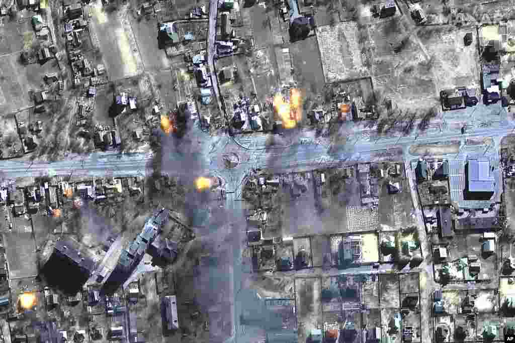 Esta imagen satelital proporcionada por Maxar Technologies muestra edificios en llamas en un área residencial en el noreste de Chernihiv, Ucrania.